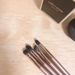 툴앤썸 로즈골드 에디션 아이 메이크업 브러쉬 4종+툴앤썸 어썸 블랙 멜로우 블렌딩 스펀지 — 4점을 준 리뷰어가 2021년 2월 올린 사용 사진