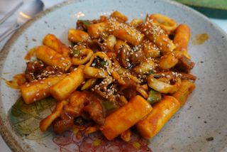 화끈한녀석들 새오똥400g 새우,오징어,똥집 볶음요리 소스,밀떡, 참기름 포함 — 5점을 준 리뷰어가 2022년 11월 올린 사용 사진