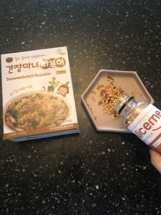 더밥  고추마녀 라볶이 +  나이스미 무설탕 현미후레이크 — 5점을 준 리뷰어가 2021년 10월 올린 사용 사진