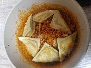 (주)성경순만두 곤약만두.콘치즈만두,삼각당면만두,당면 야끼만두,대구전통 납작만두,떡뽁이 매콤소스,달콤소스 — 5점을 준 리뷰어가 2023년 4월 올린 사용 사진