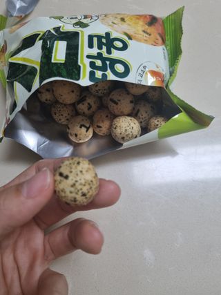오리온 오징어땅콩의 짭짤고소 신제품, 구운김땅콩 — 5점을 준 리뷰어가 2022년 5월 올린 사용 사진