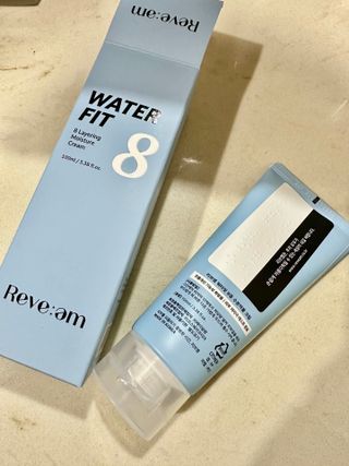 나우 [리브엠]피부 속부터 겹겹이, 촘촘하게! 워터핏8중 수분착붙 크림 — 4.5점을 준 리뷰어가 2024년 12월 올린 사용 사진