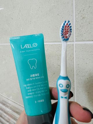 치과에서 쓰는 치약 _ 라벨제로 저불소 꼬마, 키즈, 유아, 베이비, 주니어 안전한 어린이치약 — 5점을 준 리뷰어가 2022년 10월 올린 사용 사진