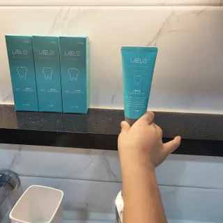 치과에서 쓰는 치약 _ 라벨제로 저불소 꼬마, 키즈, 유아, 베이비, 주니어 안전한 어린이치약 — 5점을 준 리뷰어가 2022년 11월 올린 사용 사진
