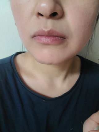 [후르디아] 올리브영 착한보습 비건 립버터 2종 — 4점을 준 리뷰어가 2022년 10월 올린 사용 사진