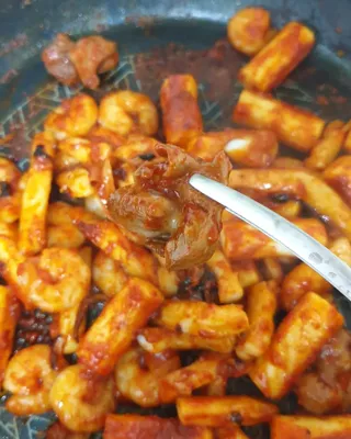 화끈한녀석들 새오똥400g 새우,오징어,똥집 볶음요리 소스,밀떡, 참기름 포함 — 4점을 준 리뷰어가 2022년 12월 올린 사용 사진
