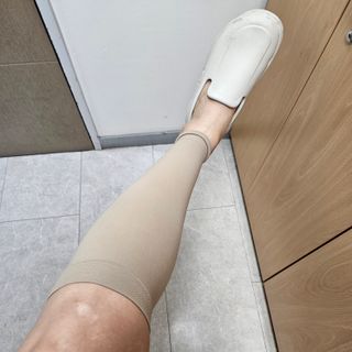 시그바리스 다이나벤 의료용 압박 스타킹 [종아리형] 여름철 다리 붓기 관리 하지정맥류 예방 — 5점을 준 리뷰어가 2024년 8월 올린 사용 사진