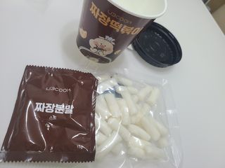 유비쿡 컵떡볶이 매운컵떡볶이2개/ 짜장컵떡볶이 2개  총 4개세트 — 5점을 준 리뷰어가 2021년 2월 올린 사용 사진