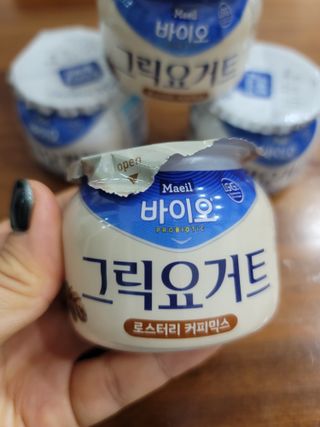 매일바이오 그릭요거트 오리지널 플레인 4개, 로스터리 커피믹스 4개 — 5점을 준 리뷰어가 2021년 12월 올린 사용 사진