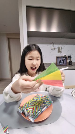 (주) 피치코리아 레인보우 롤팝젤리 후르츠믹스x10개입 — 5점을 준 리뷰어가 2023년 11월 올린 사용 사진