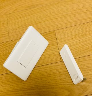 아카라 조명 스위치를 누워서 끄는 방법 (스마트 조명 스위치 2구 + 무선 리모트 스위치 1구 T1, 스마트 허브 E1) — 3점을 준 리뷰어가 2021년 11월 올린 사용 사진