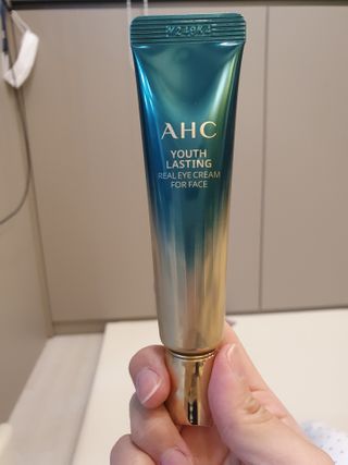 [NEW 탄력유턴 아이크림] AHC 유스 래스팅 리얼 아이크림 포 페이스 — 4점을 준 리뷰어가 2021년 2월 올린 사용 사진