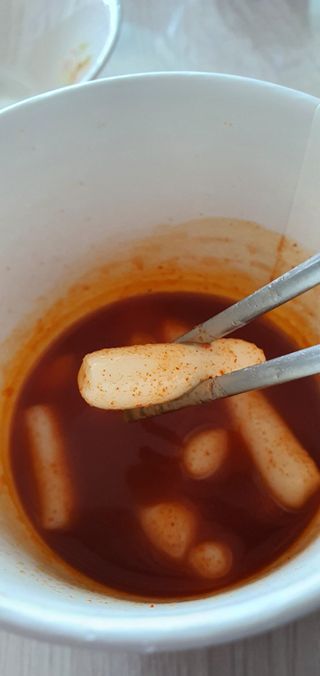 유비쿡 컵떡볶이 매운컵떡볶이2개/ 짜장컵떡볶이 2개  총 4개세트 — 5점을 준 리뷰어가 2021년 6월 올린 사용 사진
