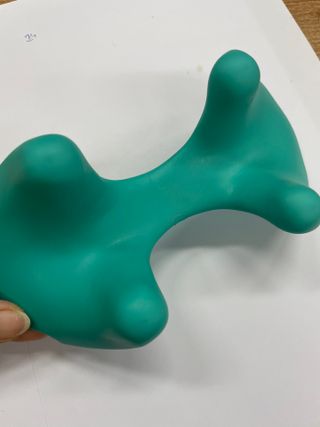 힐니스북 [힐마이넥]   거북목 통증완화를 위한 휴대용 목 안마기 — 4점을 준 리뷰어가 2022년 12월 올린 사용 사진