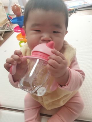 유비맘 트라이탄 코니빨대컵_컬러 랜덤 발송 — 5점을 준 리뷰어가 2021년 1월 올린 사용 사진