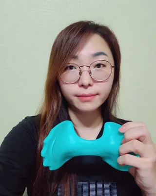 힐니스북 [힐마이넥]   거북목 통증완화를 위한 휴대용 목 안마기 — 5점을 준 리뷰어가 2022년 12월 올린 사용 사진