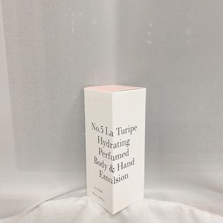 줄라이 모닝 _ JULY MORNING 줄라이모닝 하이드레이팅 퍼퓸드 바디앤핸드 에멀젼 — 5점을 준 리뷰어가 2021년 8월 올린 사용 사진