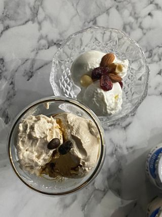매일바이오 그릭요거트 오리지널 플레인 4개, 로스터리 커피믹스 4개 — 5점을 준 리뷰어가 2021년 12월 올린 사용 사진