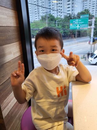 케이파이 나날마스크 [케이파이 나날] KF94 마스크 50매입 (개별포장) ,  여름에도 좋은 숨쉬기 편한 순수 국산 마스크 — 5점을 준 리뷰어가 2022년 7월 올린 사용 사진