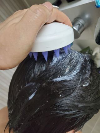 유메이 웰니스 샴푸 + 유메이 스칼프 브러쉬 — 5점을 준 리뷰어가 2022년 1월 올린 사용 사진