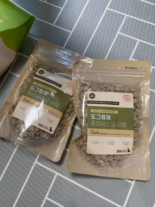 도그퓨어 피부와모질/혼합유산균/글루코사민 유기농 로스팅 사료 — 4점을 준 리뷰어가 2021년 10월 올린 사용 사진