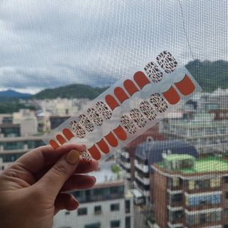 [네일가게] 햇빛에 닿으면 색이 변하는 신기한 햇살 반전 네일스티커_B — 5점을 준 리뷰어가 2021년 8월 올린 사용 사진