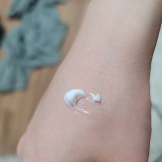 이엔코스 알부틴 알파 화이트닝크림 — 5점을 준 리뷰어가 2021년 4월 올린 사용 사진