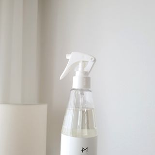 [엠메이데이] 드레스클리어 퍼퓸 스프레이 300ml 프리지아 가든향+프리지아 파출리향 — 5점을 준 리뷰어가 2022년 1월 올린 사용 사진