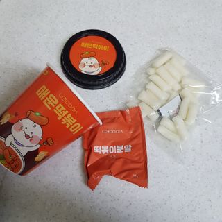 유비쿡 컵떡볶이 매운컵떡볶이2개/ 짜장컵떡볶이 2개  총 4개세트 — 4점을 준 리뷰어가 2021년 3월 올린 사용 사진