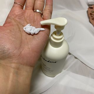 [위켄더스] 끈적임 없이 수분감을 채워주는 핸드& 바디로션 1종 랜덤발송 — 4.5점을 준 리뷰어가 2022년 4월 올린 사용 사진