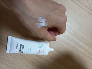 리더스코스메틱 리더스 카밍 바이오틱스 선 에센스 SPF 50+ PA++++ — 5점을 준 리뷰어가 2022년 5월 올린 사용 사진