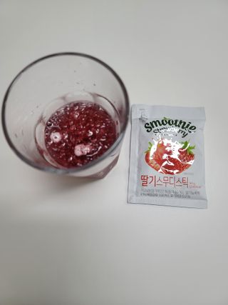 [복음자리] 바리스타 패키지 2종 랜덤발송 (딸기스무디 스틱+샤인머스캣에이드 or 망고스무디+자몽에이드) — 5점을 준 리뷰어가 2022년 7월 올린 사용 사진