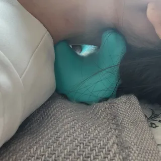 힐니스북 [힐마이넥]   거북목 통증완화를 위한 휴대용 목 안마기 — 5점을 준 리뷰어가 2022년 12월 올린 사용 사진
