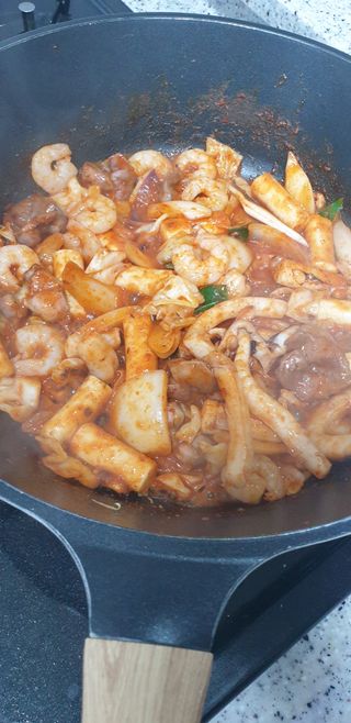 화끈한녀석들 새오똥400g 새우,오징어,똥집 볶음요리 소스,밀떡, 참기름 포함 — 4점을 준 리뷰어가 2022년 12월 올린 사용 사진