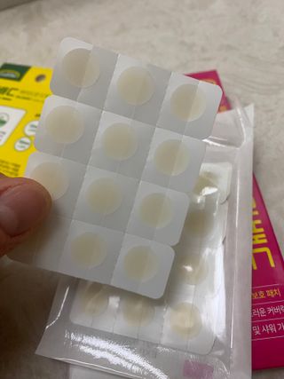 올리브영 엘라밴드 하이드로 도트 스팟패치 12mm, 티트리 — 5점을 준 리뷰어가 2022년 9월 올린 사용 사진