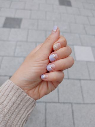 [네일가게] 햇빛에 닿으면 색이 변하는 신기한 햇살 반전 네일스티커 — 3점을 준 리뷰어가 2021년 8월 올린 사용 사진