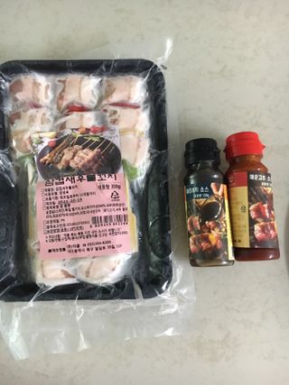 [다물꼬치] 삼겹새우롤꼬치 5개입 350g  + 데리야끼소스 120g + 매운고추소스 120g — 2.5점을 준 리뷰어가 2021년 11월 올린 사용 사진