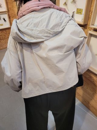 [구매평]다운블로우 여성 스포츠 골프웨어 윈드 자켓 크롭 후드 바람막이 DBC 1807 — 5점을 준 리뷰어가 2025년 10월 올린 사용 사진