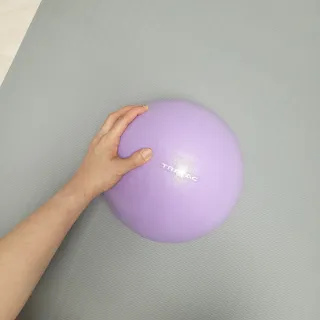 [트라택] 홈 필라테스 SET [미니짐볼+웨이트볼(0.5kg&1kg+요가블럭] — 5점을 준 리뷰어가 2022년 7월 올린 사용 사진