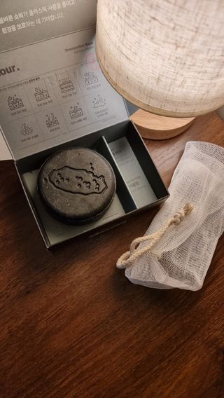 free [아토르] 9종 임상완료 아토르 다름 샴푸바_블랙  프리미엄 두피 케어 샴푸바 — 5점을 준 리뷰어가 2024년 5월 올린 사용 사진