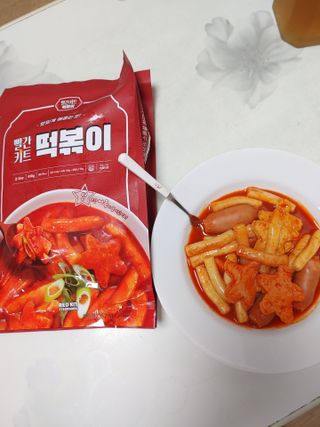 빨간키트 떡볶이 밀키트 2~3인분 매운맛 국물 떡볶이 만들기 쉬운 황금 레시피 분말 소스로 간편한 요리 — 5점을 준 리뷰어가 2021년 8월 올린 사용 사진
