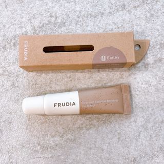 [후르디아] 올리브영 착한보습 비건 립버터 2종 — 5점을 준 리뷰어가 2021년 12월 올린 사용 사진