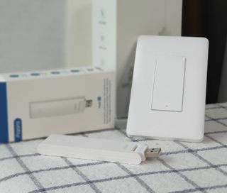 아카라 조명 스위치를 누워서 끄는 방법 (스마트 조명 스위치 2구 + 무선 리모트 스위치 1구 T1, 스마트 허브 E1) — 4점을 준 리뷰어가 2021년 11월 올린 사용 사진