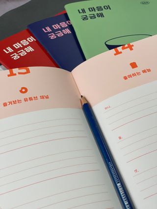 리훈 궁금해 Q&A다이어리 세트 큐엔에이 질문일기 큐앤에이 질문책 QnA — 4점을 준 리뷰어가 2022년 11월 올린 사용 사진