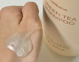 프리마인 더이상 뻣뻣하고 효과없는 탈모샴푸는 NO. 근본부터 케어하는 셀베이스 그린티샴푸(500ml) — 5점을 준 리뷰어가 2023년 4월 올린 사용 사진