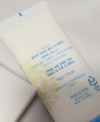 틱톡 [후르디아] 백탁NO! 화잘먹 수분광 선 에센스✨ — 5점을 준 리뷰어가 2023년 8월 올린 사용 사진