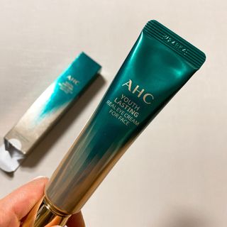 [NEW 탄력유턴 아이크림] AHC 유스 래스팅 리얼 아이크림 포 페이스 — 4.5점을 준 리뷰어가 2021년 3월 올린 사용 사진