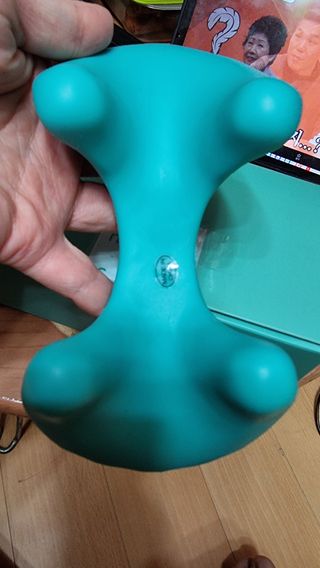 힐니스북 [힐마이넥]   거북목 통증완화를 위한 휴대용 목 안마기 — 3점을 준 리뷰어가 2022년 12월 올린 사용 사진
