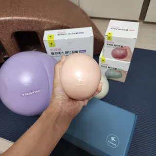 [트라택] 홈 필라테스 SET [미니짐볼+웨이트볼(0.5kg&1kg+요가블럭] — 5점을 준 리뷰어가 2022년 7월 올린 사용 사진