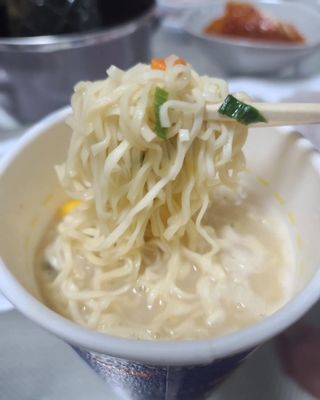 NISSIN 닛신 컵누들  4종 - 씨푸드오리지날, 씨푸드 스파이시, 씨푸드 커리, 씨푸드 XO소스 — 5점을 준 리뷰어가 2022년 11월 올린 사용 사진